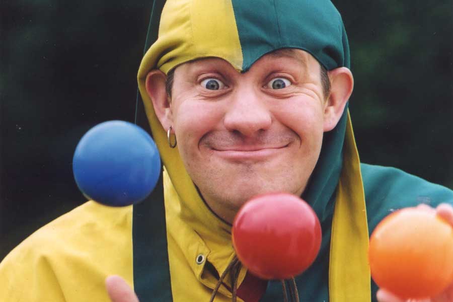 Narrenkai jongliert Bälle beim Gauklerfest auf der Ehrenburg